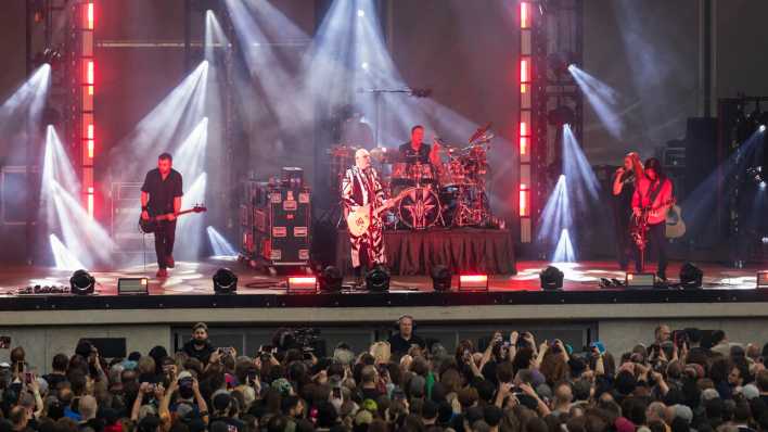 The Smashing Pumpkins live auf "The World is a Vampire" Tour in der Berliner Parkbühne Wuhlheide