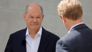 ARD-Sommerinterview mit Bundeskanzler Olaf Scholz und Moderator Markus Preiß.