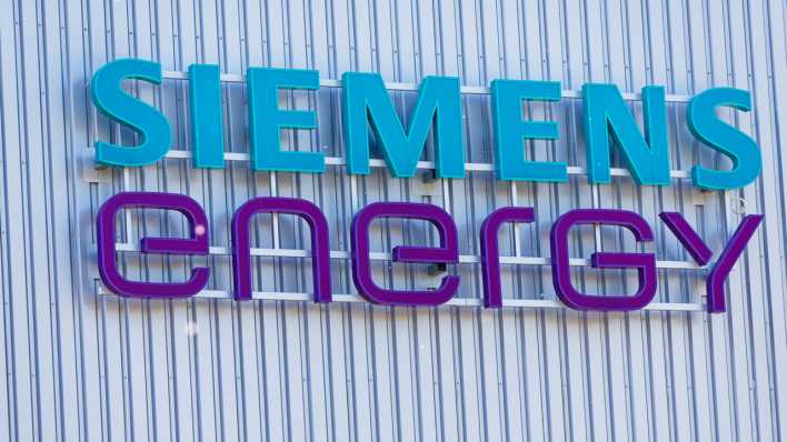 Siemens Energy-Logo an der Fassade einer Fertigungshalle in Berlin-Siemensstadt. (Bild: picture alliance/SZ Photo/Jürgen Heinrich)