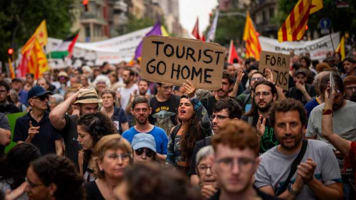 Menschen in Barcelona demonstrieren gegen zu viel Tourismus