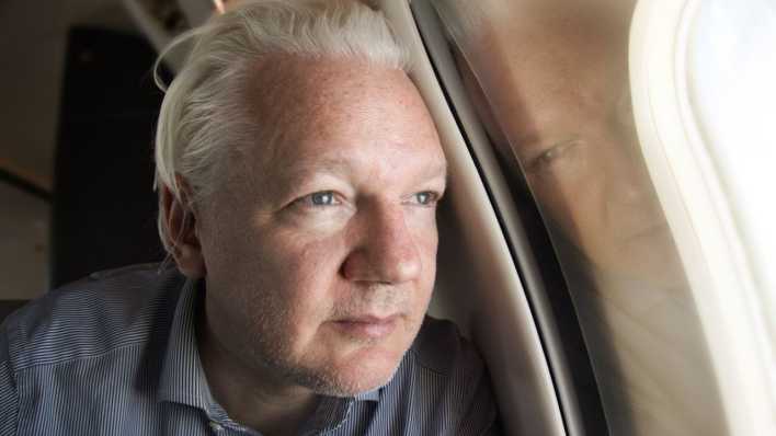 Screenshot aus dem Wikileaks-Konto X (ehemals Twitter) von Julian Assange an Bord eines Fluges nach Bangkok
