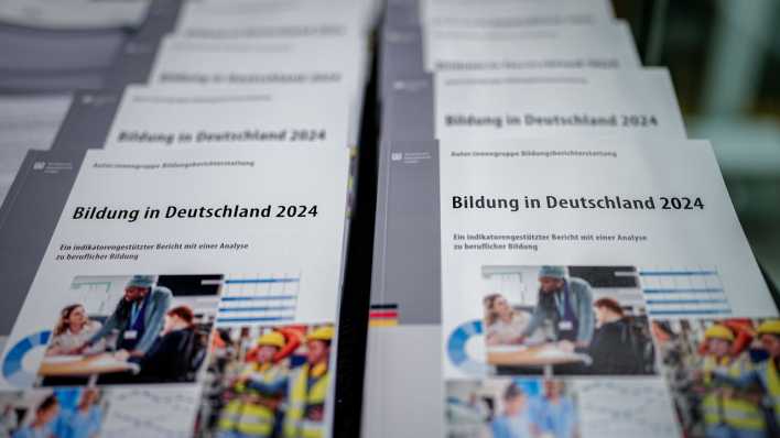 Der nationale Bildungsbericht "Bildung in Deutschland 2024" liegt bei der Vorstellung in der Bundespressekonferenz aus (Bild: picture alliance/dpa/Kay Nietfeld)