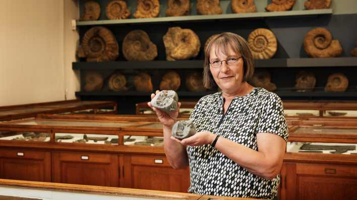 Professor Madelaine Böhme mit 3D-Drucken der Buronius-Zähne