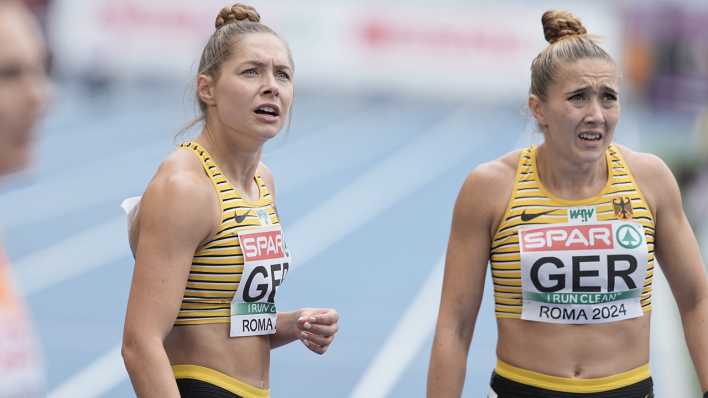 Leichtathletik: Europameisterschaft, EM: Gina Lückenkemper (l), Deutschland, und Rebekka Haase, Deutschland, nach der 4x100m Staffel.