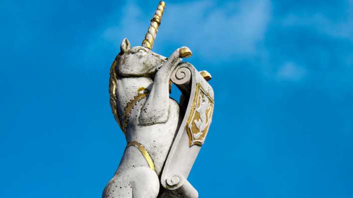 Säule mit Einhorn, dem Nationalsymbol Schottlands in Aberdeen (Bild: picture alliance / imageBROKER | Michael Nitzschke)