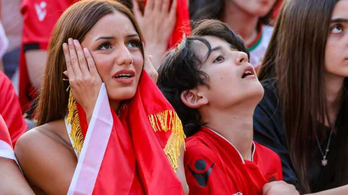 EM 2024: Enttäuschte Gesichter bei den albanischen Fans nach dem 1:0 für Spanien (Bild: picture alliance/dpa | Christoph Reichwein)