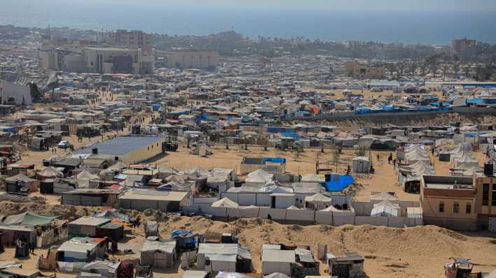 Zelte für vertriebene Palästinenser stehen im Gebiet al-Mawasi in der südlichen Stadt Chan Junis im Gazastreifen (Bild: Rizek Abdeljawad/XinHua/dpa)