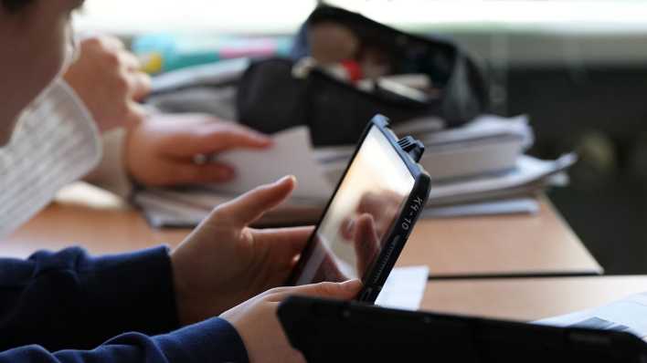 Schüler benutzen ein Tablet im Klassenzimmer (Bild: picture alliance/dpa/Soeren Stache)