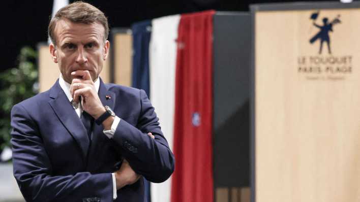 Der Französische Präsident Macron in einer nachdenklichen Pose