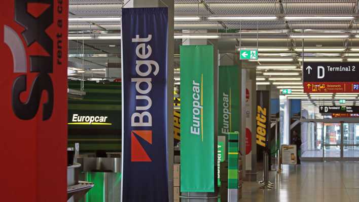 Die Schalter verschiedener Mietwagen-Anbieter am Flughafen Köln Bonn.