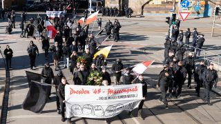 Zahlreiche Neonazis während einer Kundgebung in Dresden
