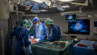 Das Personal eines Operationssaals führt eine Transplantation durch, nachdem es einem lebenden Spender eine Niere entnommen hat, in einem Operationssaal des Universitätsspitals Genf (HUG).