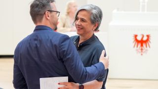 Barbara Richstein (r, CDU), Vizepräsidentin des Landtages, wird während der Landtagssitzung nach ihrer Abschiedsrede von Jan Redmann (l), Brandenburger CDU-Fraktionsvorsitzender, umarmt.