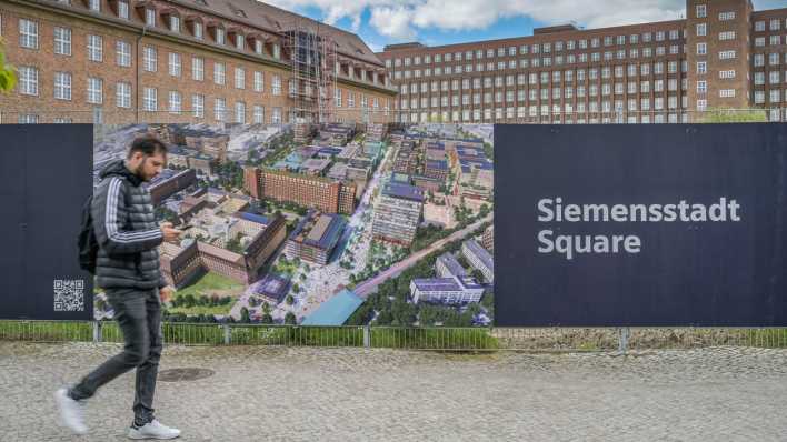 Ein Plakat an der Baustelle in Spandau zeigt Pläne für den Siemens-Square