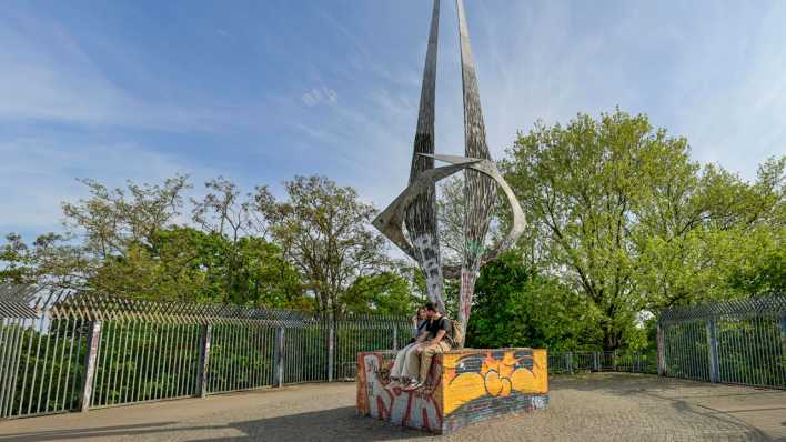 Zwe Menschen sitzen an der Aussichtsplattforn im Volkspark Humboldthain (Bild: picture alliance/Schoening)