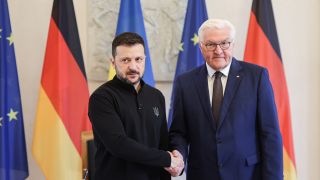 Bundespräsident Frank-Walter Steinmeier (r) und Wolodymyr Selenskyj, Präsident der Ukraine, geben sich die Hände im Schloss Bellevue.