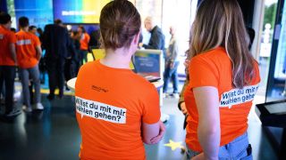 Junge Frauen in Shirts mit Aufschrift "Willst du mit mir wählern gehen?" vor den Wahlen (Bild: picture alliance/dpa | Bernd von Jutrczenka)