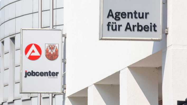 Agentur für Arbeit, Jobcenter in Cottbus (Bild: imago images/Dirk Sattler)