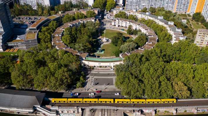 Drohnenansicht mit Blick auf den Bahnhof Hallesches Tor und den Mehringplatz in Berlin