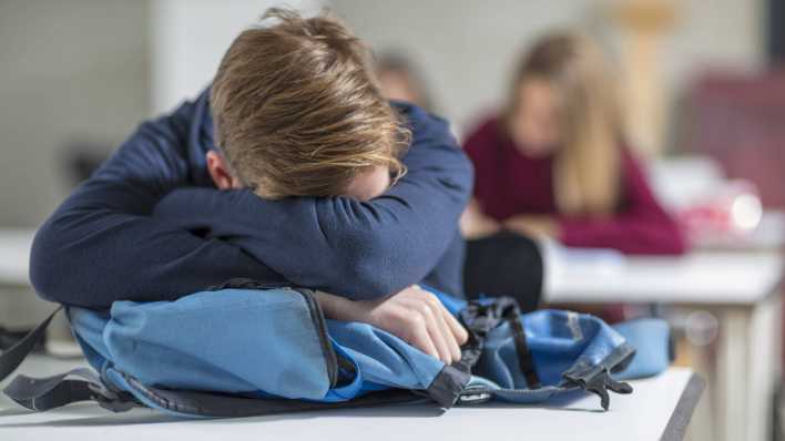 Symbolbild: Deprimierter Junge in der Schule