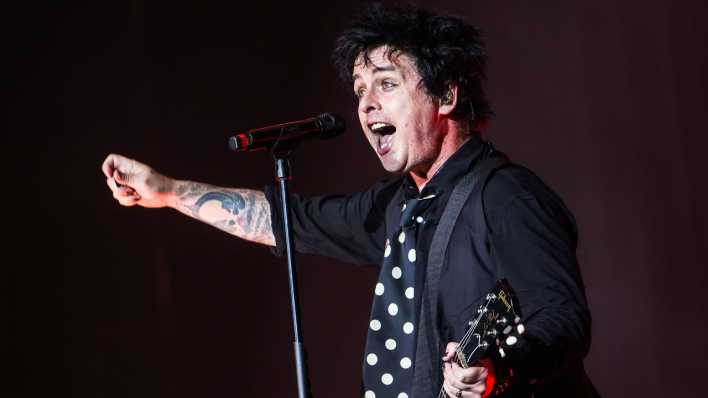 Sänger Billie Joe Armstrong von "Green Day" live auf der Bühne