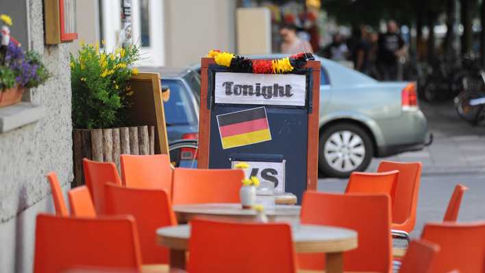 Leere Tische vor einer Kneipe in der Stargarder Straße in Berlin-Prenzlauer Berg. (Archivbild)