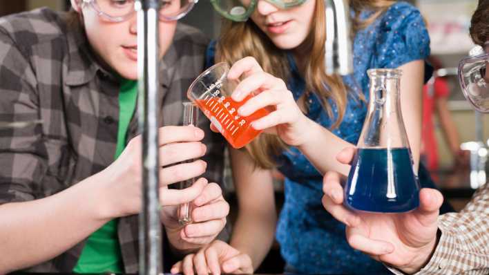 Schüler machen ein Chemie-Experiment