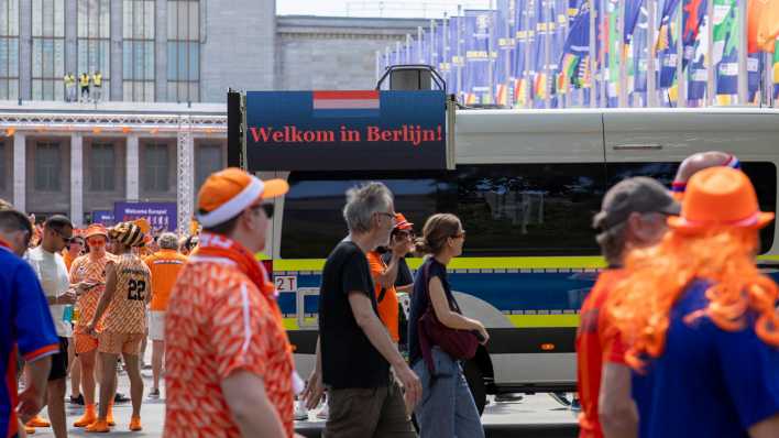 Niederländische Fans ziehen durch Berlin, auf einem Polizeiwagen steht "Welkom in Berlijn".