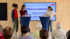 Elisa Rose und Pia Schumann, Projekt WaterMan, mit Anna Corves (Bild: Technologiestiftung Berlin/Michael Scherer)