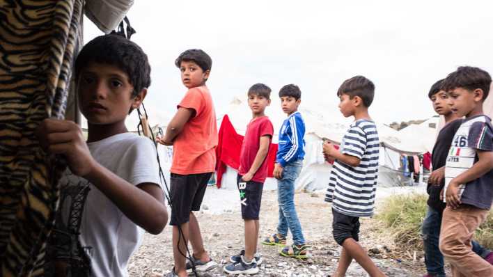 ARCHIV: 24.09.2020, Kinder im Flüchtlingslager Kara Tepe auf Lesbos (Bild: picture alliance/NurPhoto/Vassilis A. Poularikas)