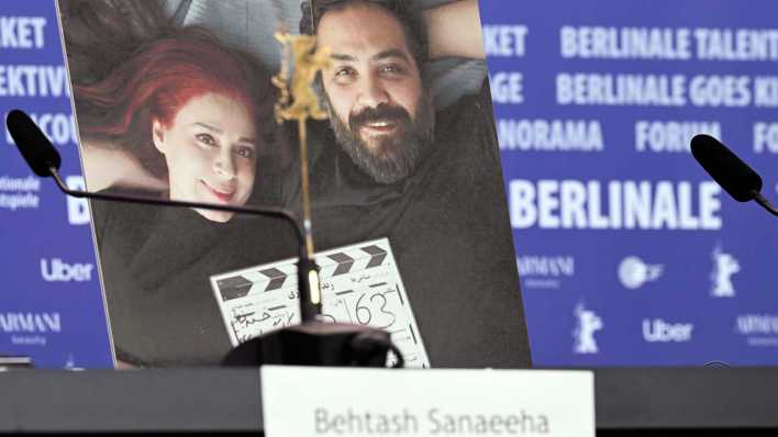 Ein Foto der beiden Regisseure Maryam Moghaddam (l) und Behtash Sanaeeha (r) steht während der 74. Berlinale bei der Pressekonferenz (Bild: picture alliance/dpa)