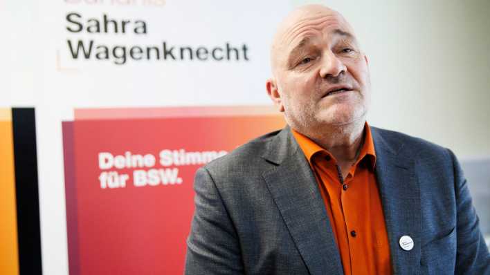 Robert Crumbach, Landesvorsitzender der brandenburgischen Partei Bündnis Sahra Wagenknecht Brandenburg (BSW), bei einer Pressekonferenz.