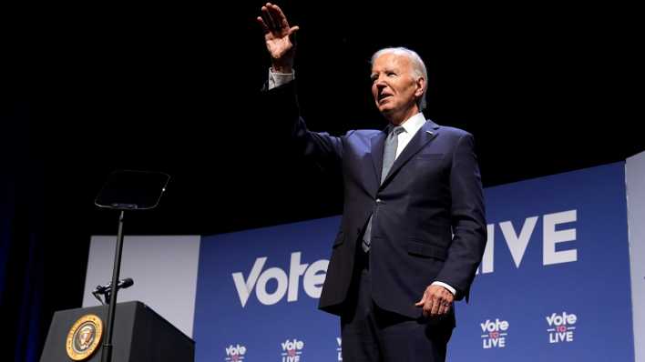 Joe Biden auf der Bühne bei einer Wahlkampfveranstaltung