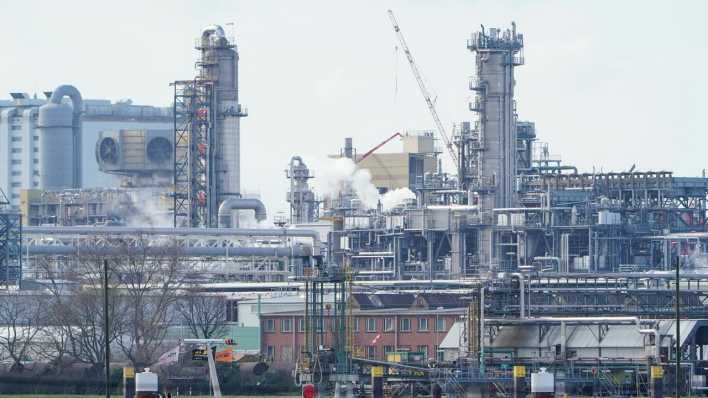 Industrieanlagen stehen auf dem Werksgelände des Chemiekonzerns BASF.