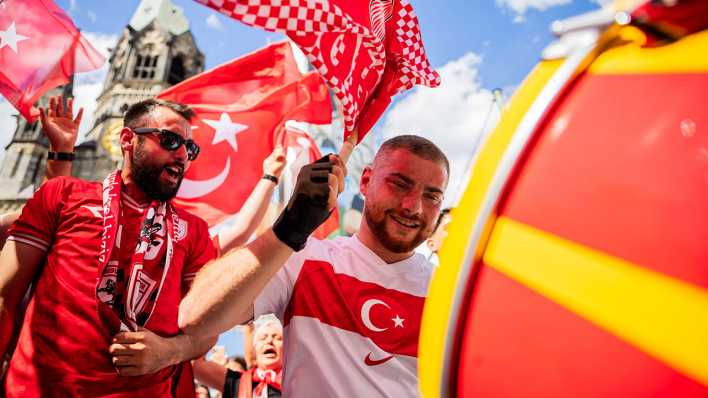 Türkei-Fans versammeln sich vor Spielbeginn zu einem Fantreffen am Breitscheidplatz bei der Kaiser-Wilhelm-Gedächtniskirche.