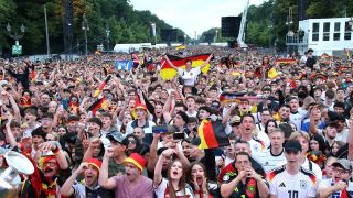 Fans auf der Fanmeile in Berlin zur Fußball-EM 24