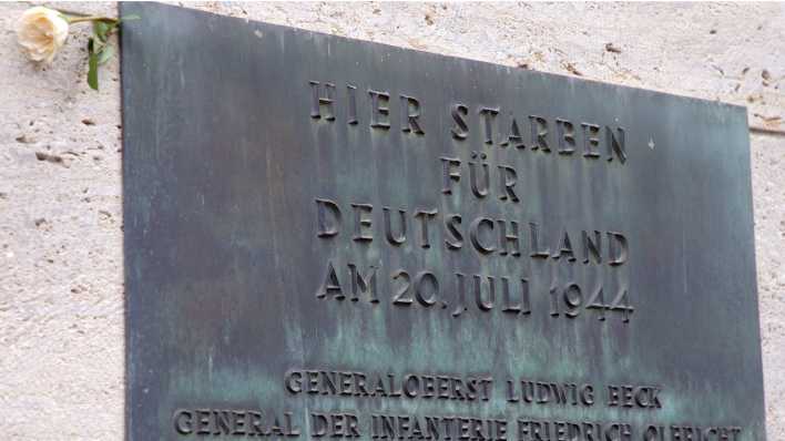 Rose steckt hinter der Bronzetafel für die Ermordeten des Widerstands gegen die nationalsozialistische Gewaltherrschaft vom 20. Juli 1944 (Bild: picture alliance/dpa/Wolfgang Kumm)