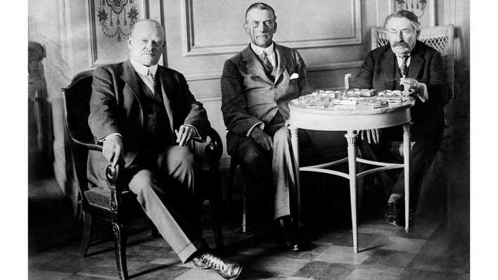 Reichsaußenminister Gustav Stresemann mit seinen britischen und französischen Amtskollegen Joseph Austen Chamberlain und Aristide Briand nach der Aufnahme Deutschlands in den Völkerbund (Bild: picture alliance/SZ Photo/Scherl)