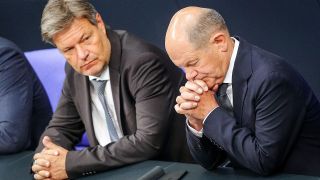 Wirtschaftsminister Robert Habeck (Grüne) und Bundeskanzler Olaf Scholz (SPD) am Freitag im Bundestag.