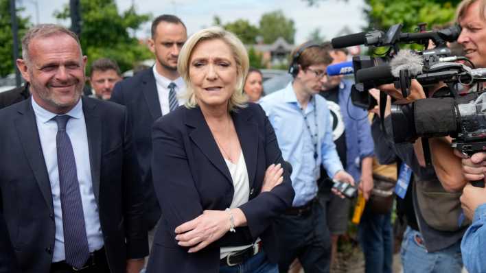 Die rechtsnationale französische Politikerin Marine Le Pen nach der Stimmabgabe in der ersten Runde der Parlamentswahl (Bild: picture alliance/dpa/AP/Thibault Camus)