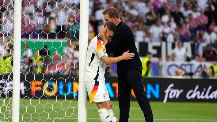 Bundestrainer Julian Nagelsmann (rechts) tröstet Joshua Kimmich nach dem Aus gegen Spanien im Viertelfinale der Fußball-EM.