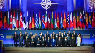 Die Staats- und Regierungschefs stehen bei den Feierlichkeiten zum 75. Jubiläum der Nato zusammen.