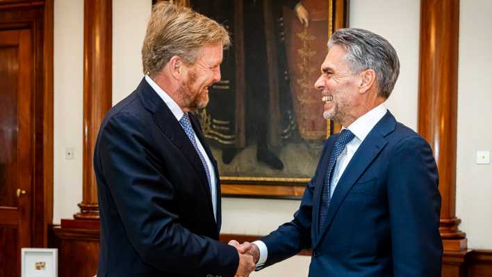 König Willem-Alexander (l) von den Niederlanden trifft sich mit Dick Schoof, neuer Ministerpräsident