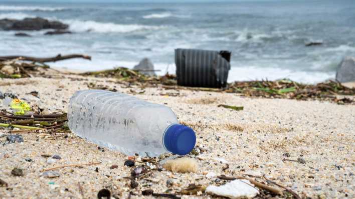 Plastikmüll am Strand der koreanischen Küstenstadt Gangneung.