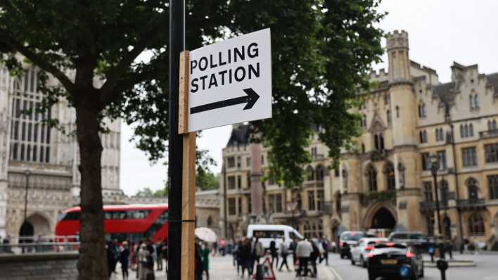 Ein Schild mit der Aufschrift "Polling Station" an einer Straße in London.