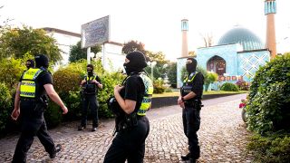 Polizisten stehen vor der Blauen Moschee des Islamischen Zentrums Hamburg, wo Durchsuchungen laufen