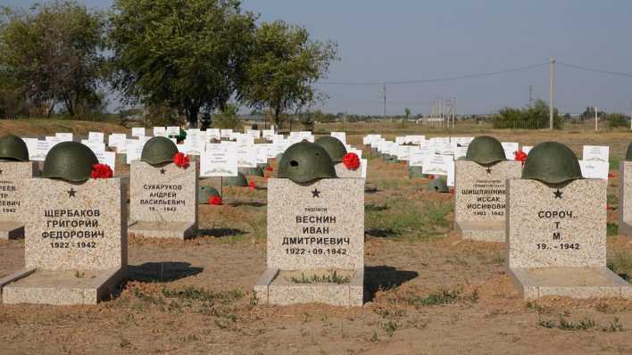 Symbolbild: Grabsteine stehen auf dem russischen Soldatenfriedhof gegenüber dem deutschen Soldatenfriedhof Rossoschka bei Wolgograd