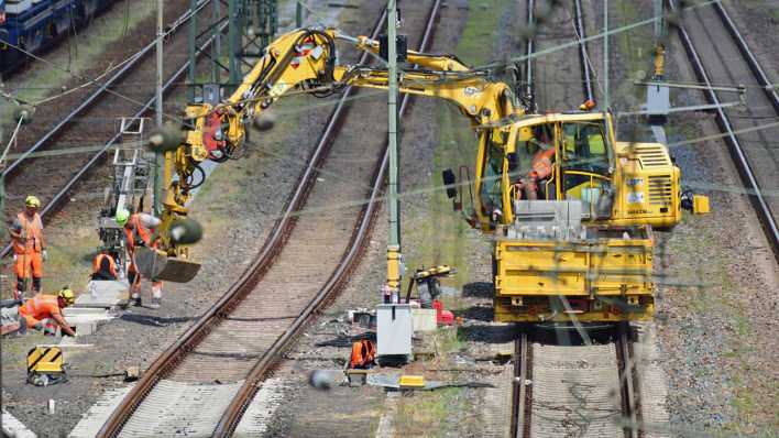 Arbeiter demontieren die Anlagen der Riedbahn. Die Sanierung des Streckenabschnitts leitet die Generalsanierung des deutschen Schienennetzes ein (Bild: picture alliance / Daniel Kubirski)