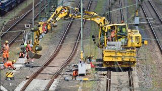 Arbeiter demontieren die Anlagen der Riedbahn. Die Sanierung des Streckenabschnitts leitet die Generalsanierung des deutschen Schienennetzes ein (Bild: picture alliance / Daniel Kubirski)