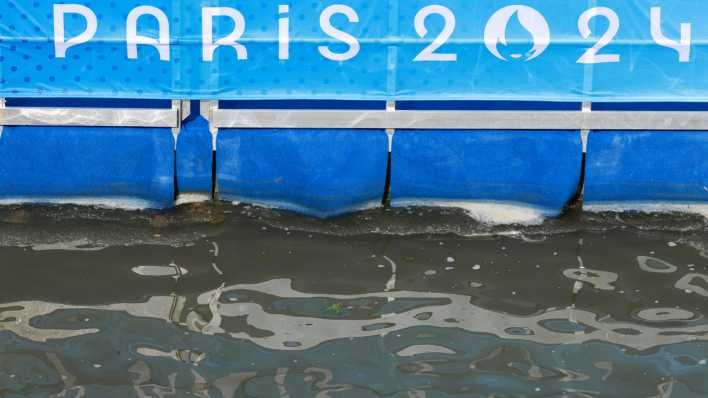 Blick auf die Seine in Paris mit einem Olympia-Logo im Hintergrund(Bild: picture alliance/dpa/Jan Woitas)